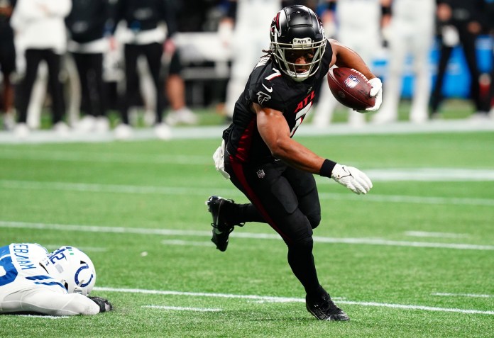 Atlanta Falcons running back Bijan Robinson (7) carries the ball against the Indianapolis Colts during the first half at Mercedes-Benz Stadium on December 24, 2023.