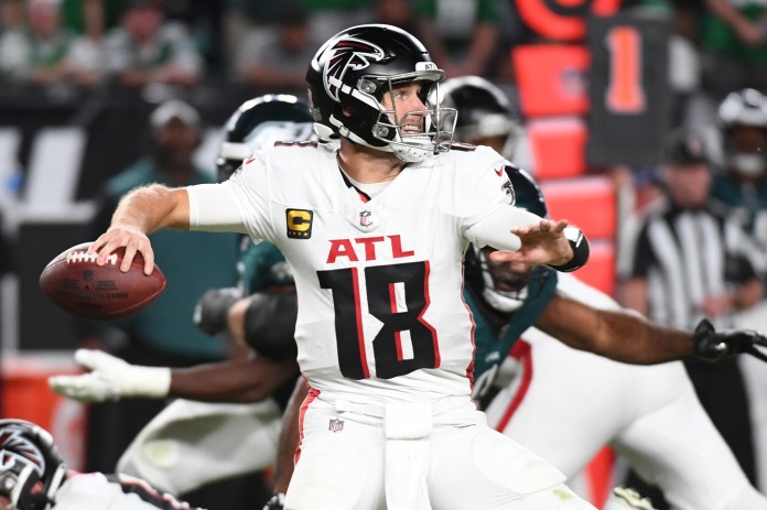 Atlanta Falcons quarterback Kirk Cousins (18) throws a pass late in the fourth quarter against the Philadelphia Eagles at Lincoln Financial Field on September 16, 2024.